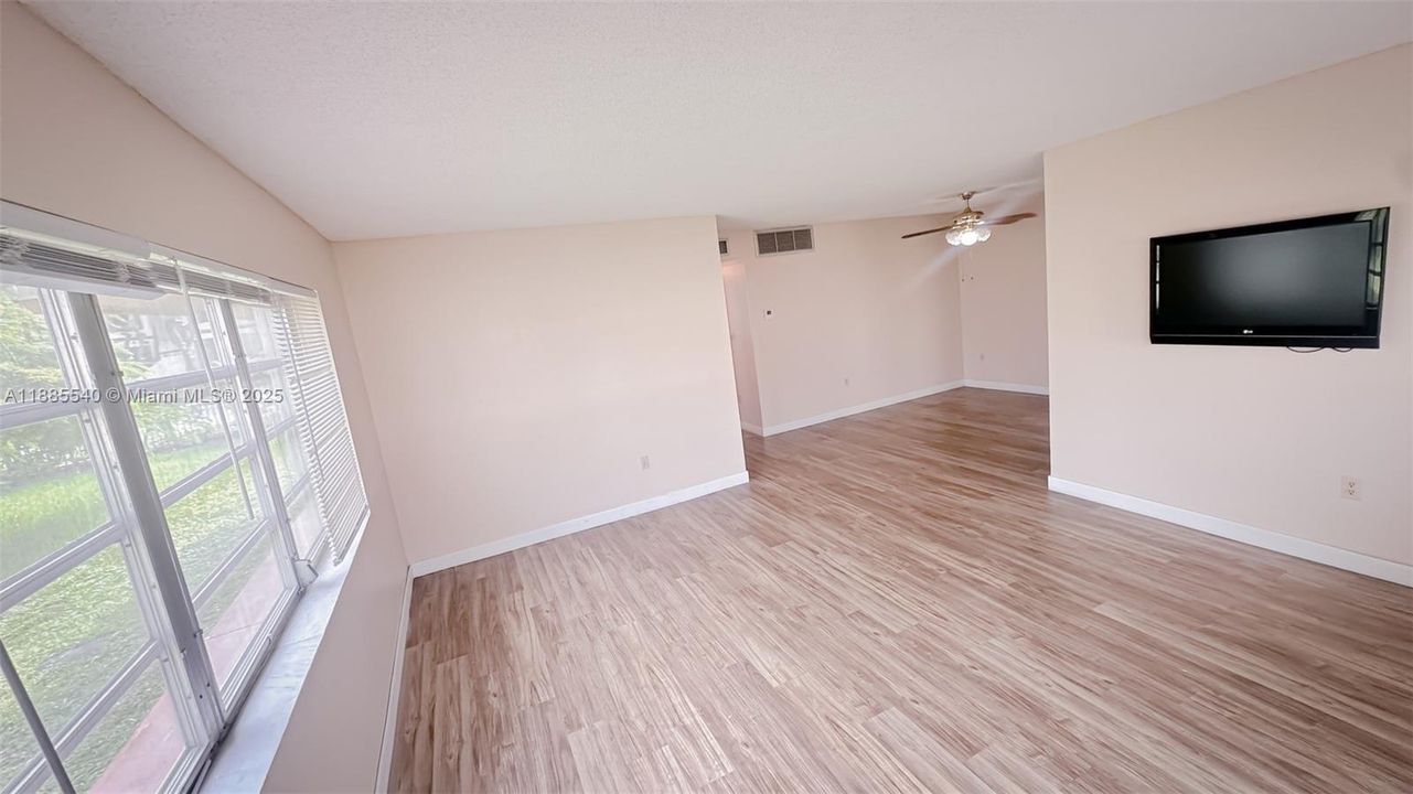 Active With Contract: $159,000 (2 beds, 2 baths, 903 Square Feet)