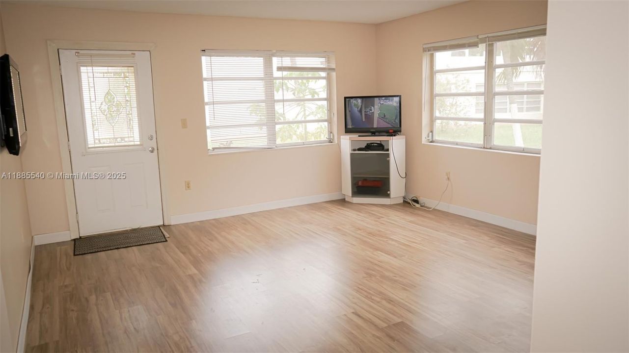 Active With Contract: $159,000 (2 beds, 2 baths, 903 Square Feet)