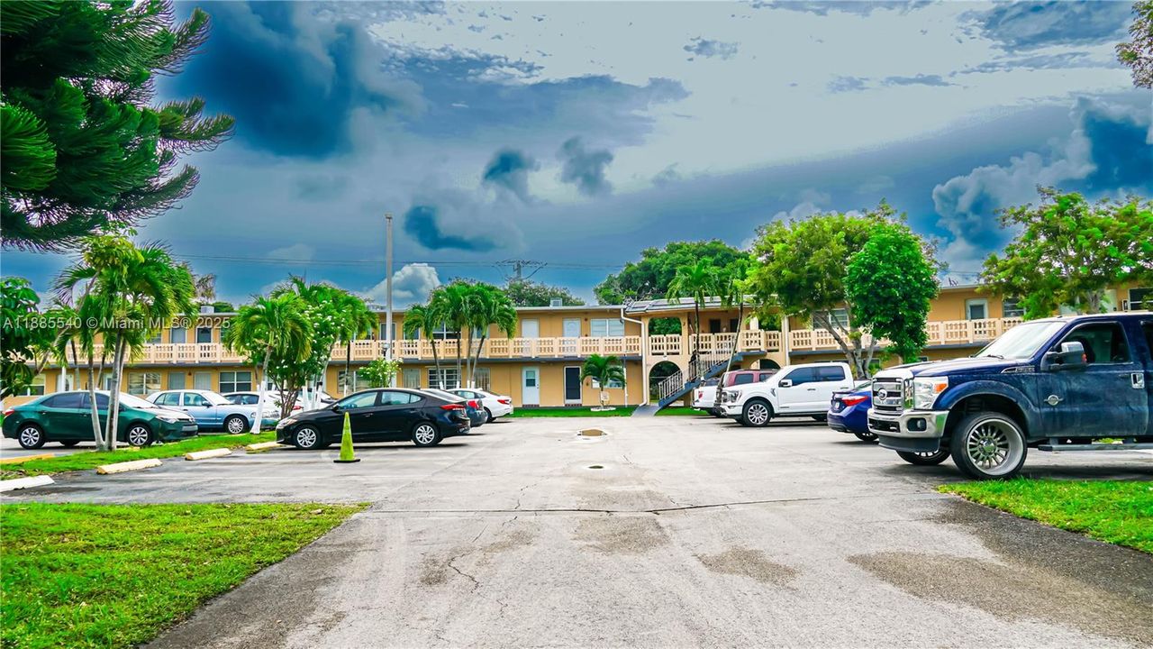 Active With Contract: $159,000 (2 beds, 2 baths, 903 Square Feet)