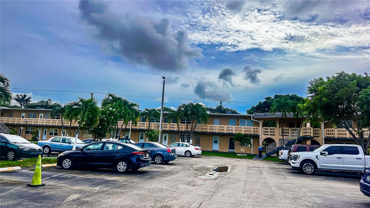 Active With Contract: $159,000 (2 beds, 2 baths, 903 Square Feet)