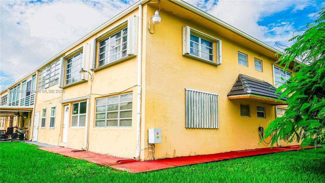 Active With Contract: $159,000 (2 beds, 2 baths, 903 Square Feet)