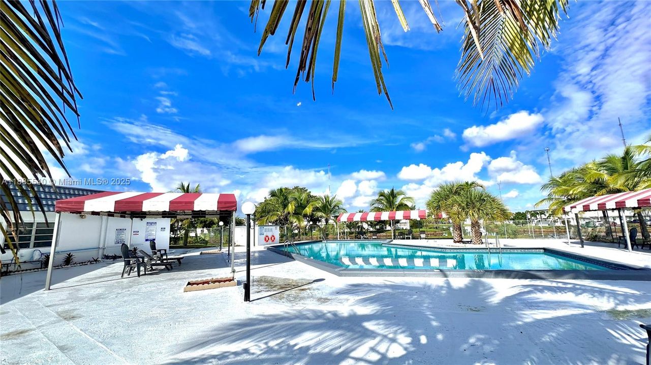 Active With Contract: $159,000 (2 beds, 2 baths, 903 Square Feet)