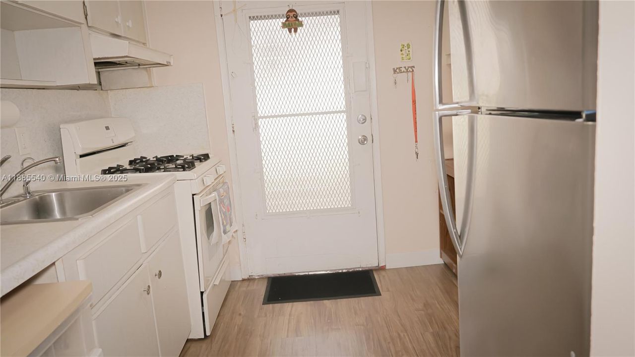 Active With Contract: $159,000 (2 beds, 2 baths, 903 Square Feet)