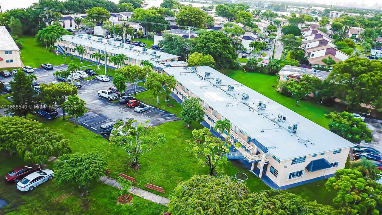 Active With Contract: $159,000 (2 beds, 2 baths, 903 Square Feet)