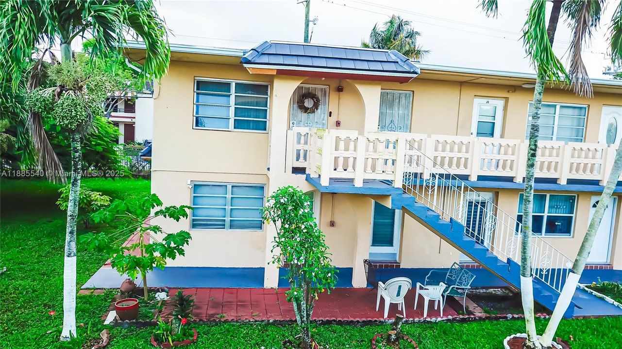 Active With Contract: $159,000 (2 beds, 2 baths, 903 Square Feet)