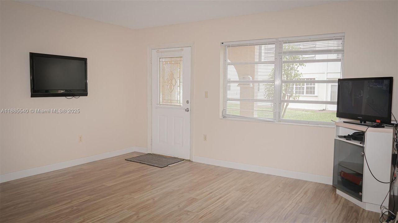 Active With Contract: $159,000 (2 beds, 2 baths, 903 Square Feet)