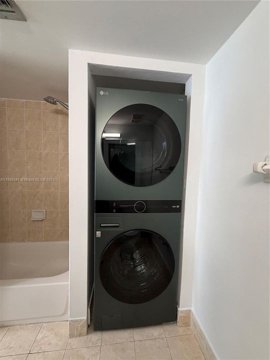 Recently Rented: $2,450 (2 beds, 2 baths, 1128 Square Feet)