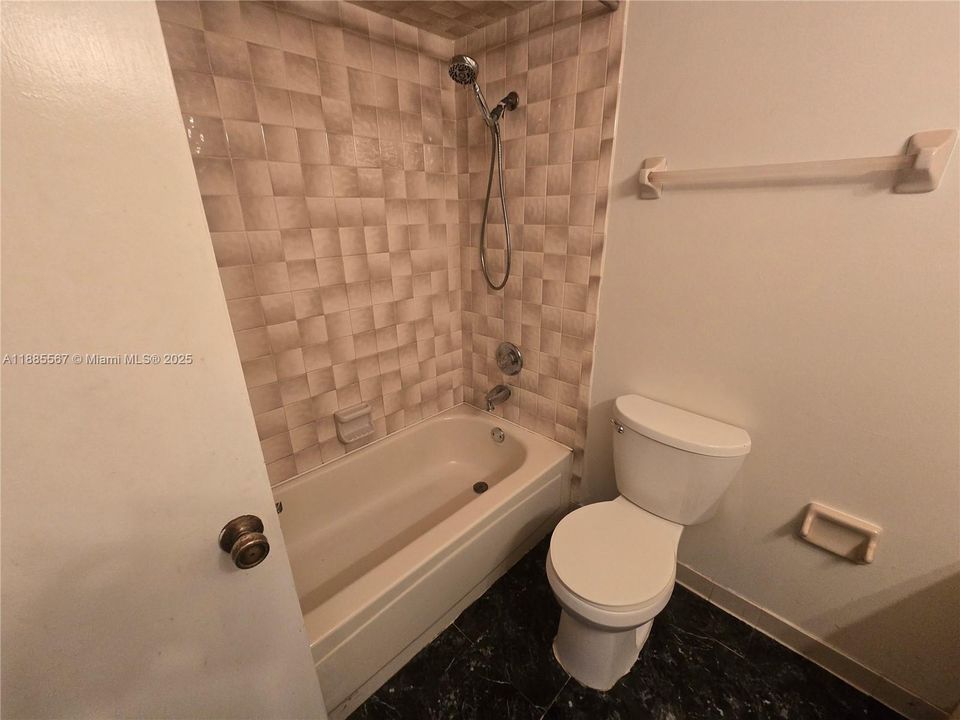 最近售出: $159,000 (3 贝兹, 2 浴室, 1764 平方英尺)