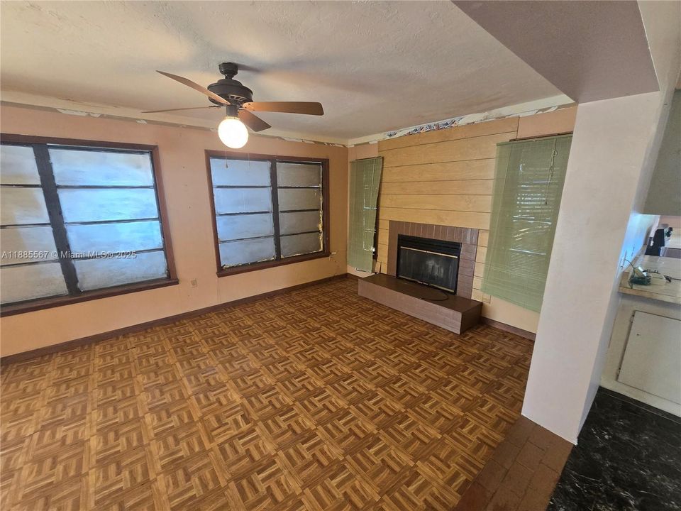 最近售出: $159,000 (3 贝兹, 2 浴室, 1764 平方英尺)