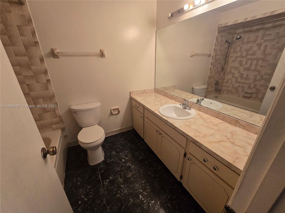 最近售出: $159,000 (3 贝兹, 2 浴室, 1764 平方英尺)