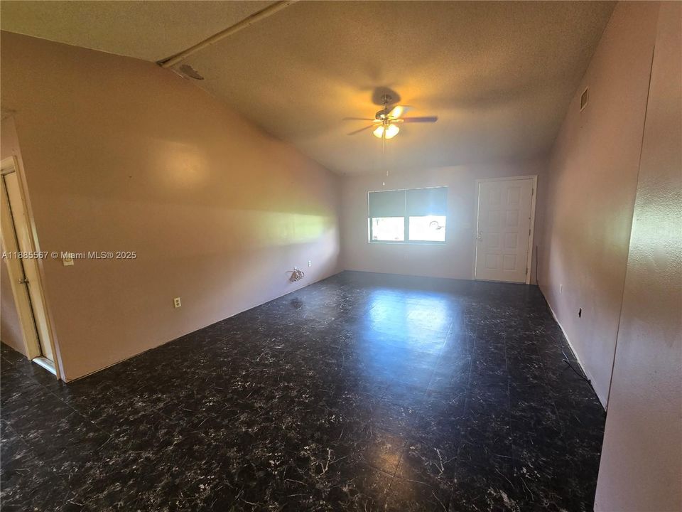 最近售出: $159,000 (3 贝兹, 2 浴室, 1764 平方英尺)