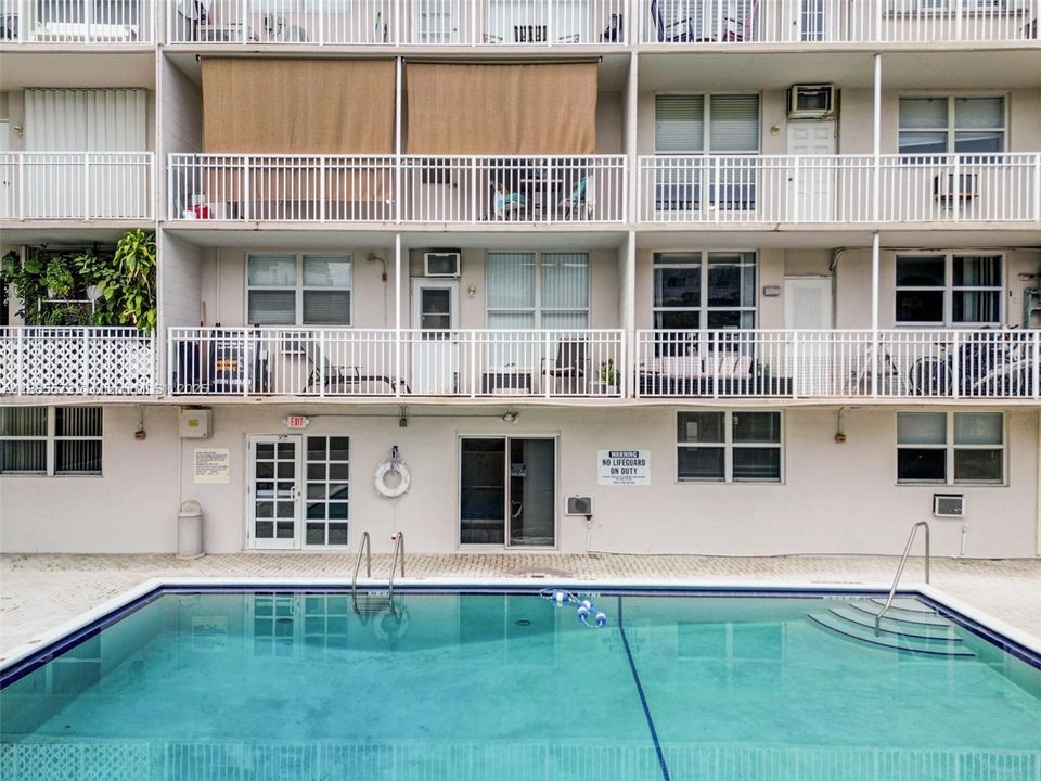 For Sale: $299,000 (1 beds, 1 baths, 730 Square Feet)