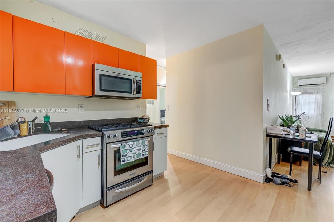 For Sale: $299,000 (1 beds, 1 baths, 730 Square Feet)