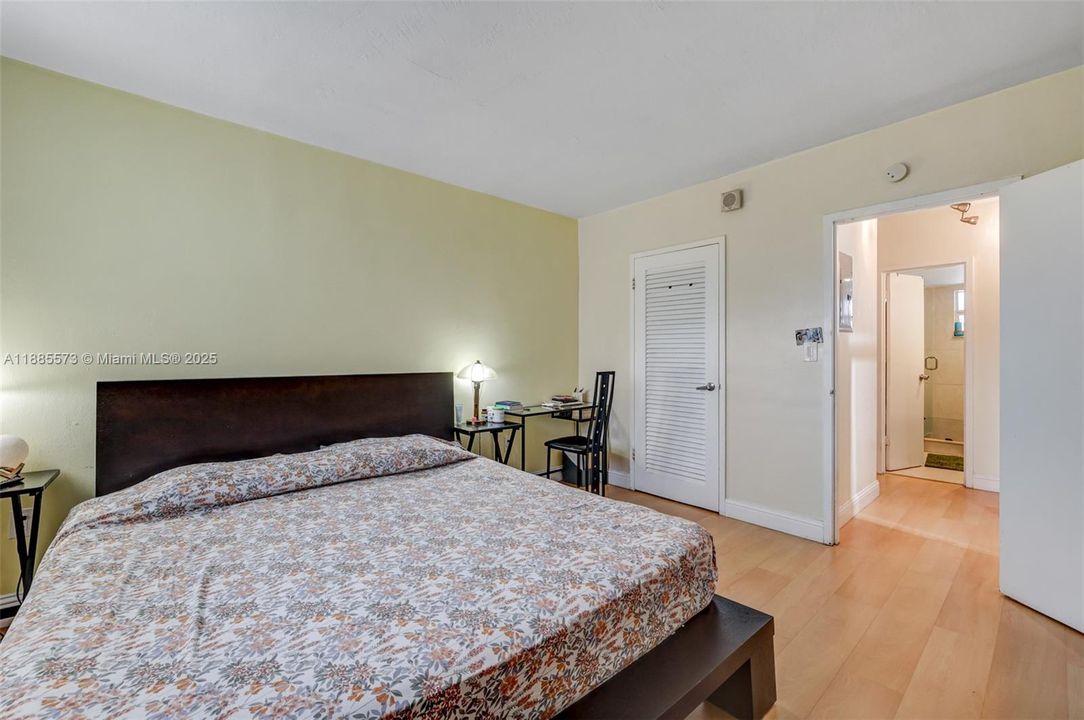 For Sale: $299,000 (1 beds, 1 baths, 730 Square Feet)