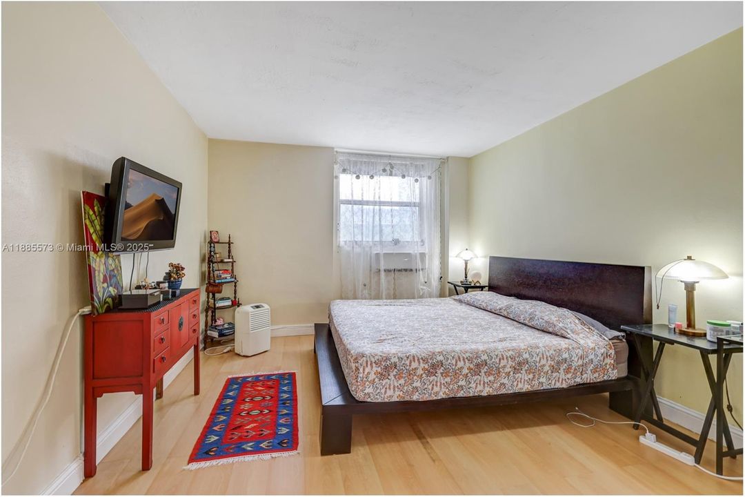For Sale: $299,000 (1 beds, 1 baths, 730 Square Feet)