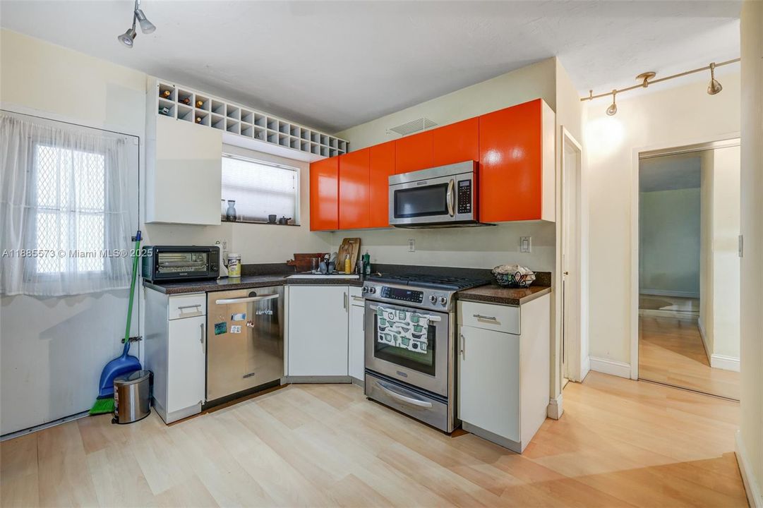 For Sale: $299,000 (1 beds, 1 baths, 730 Square Feet)