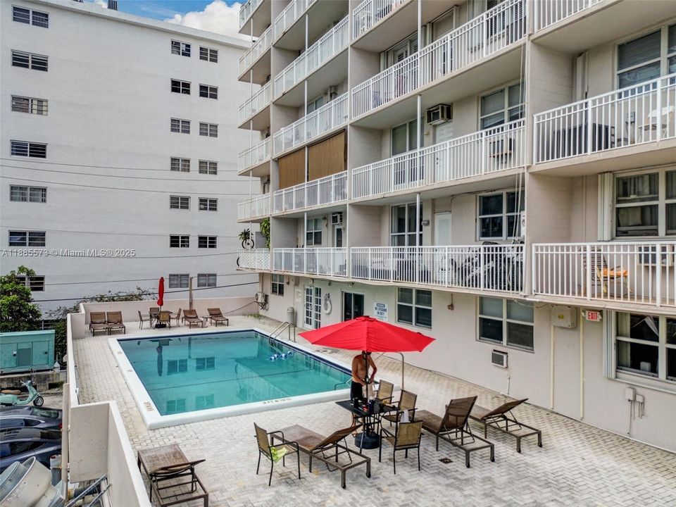 For Sale: $299,000 (1 beds, 1 baths, 730 Square Feet)