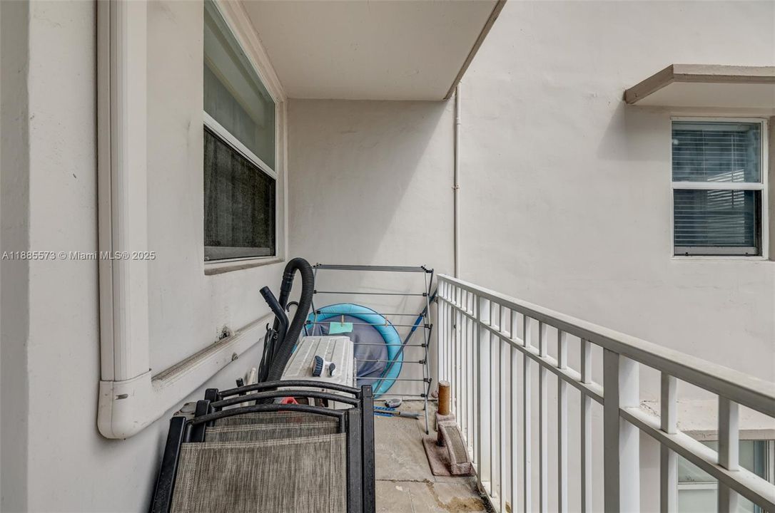 For Sale: $299,000 (1 beds, 1 baths, 730 Square Feet)