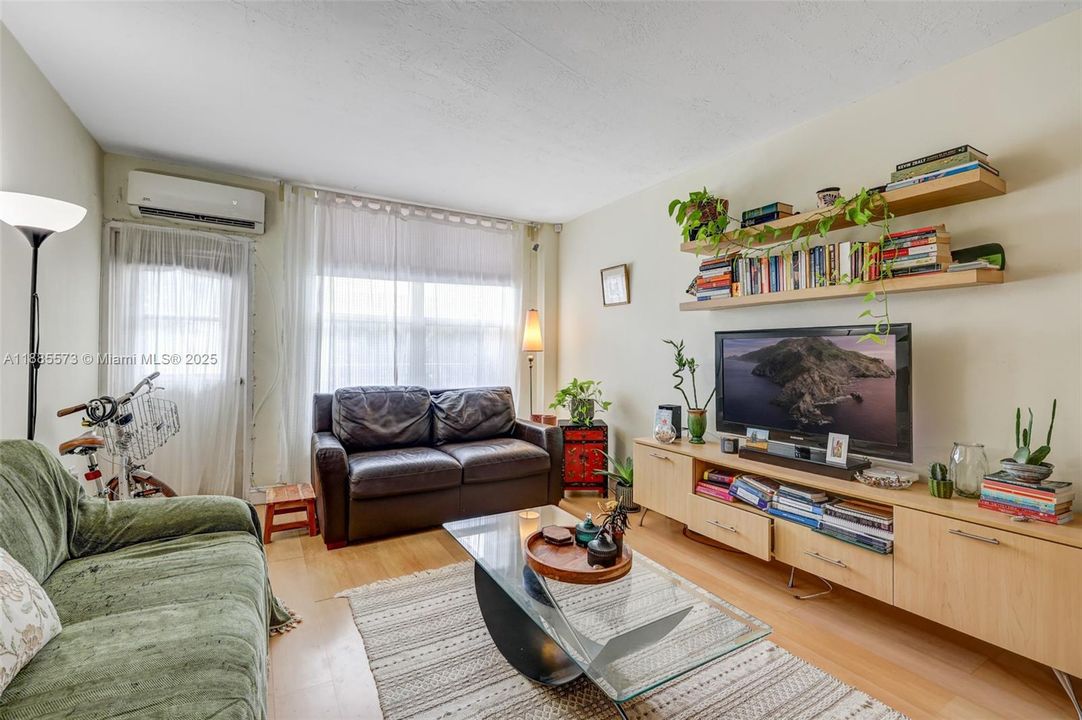 For Sale: $299,000 (1 beds, 1 baths, 730 Square Feet)