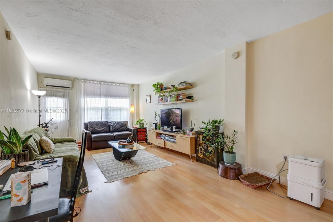 For Sale: $299,000 (1 beds, 1 baths, 730 Square Feet)
