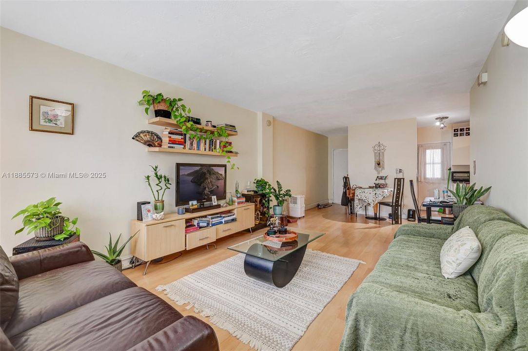 For Sale: $299,000 (1 beds, 1 baths, 730 Square Feet)