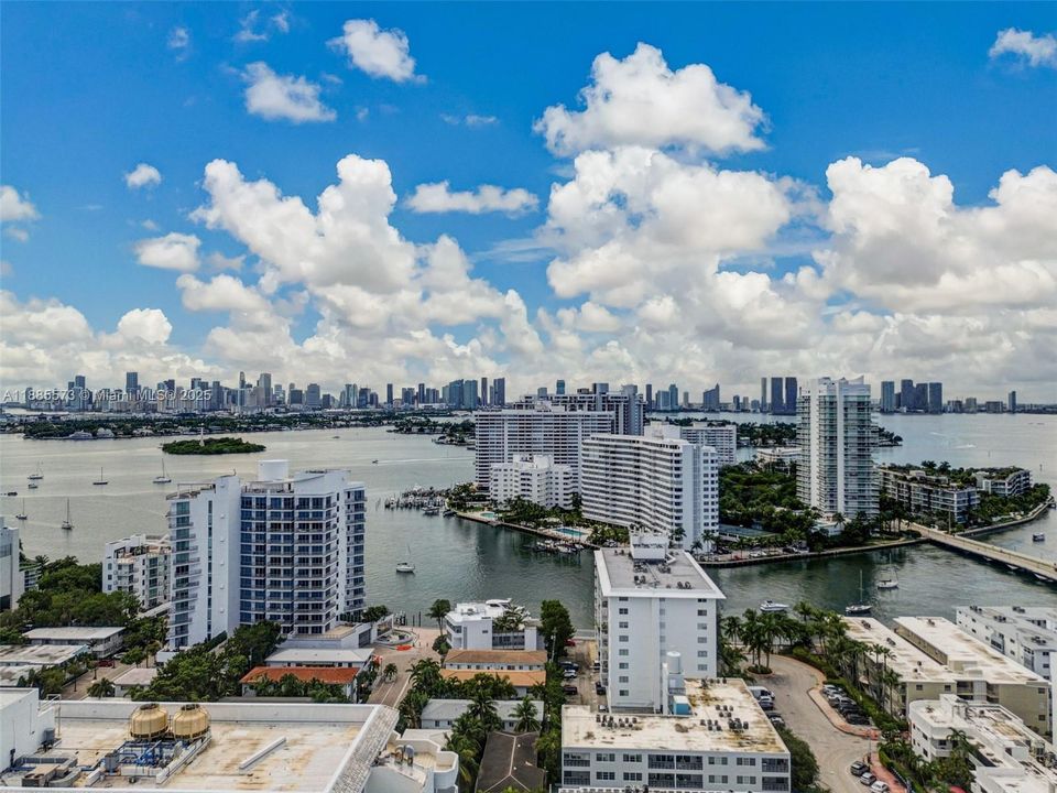 For Sale: $299,000 (1 beds, 1 baths, 730 Square Feet)