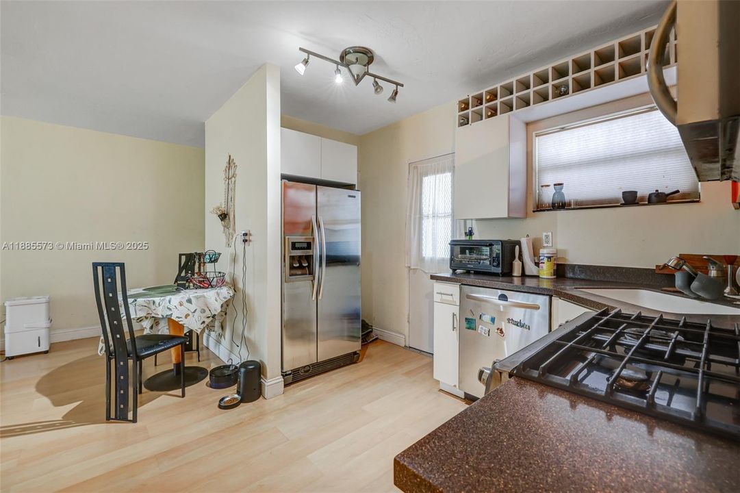 For Sale: $299,000 (1 beds, 1 baths, 730 Square Feet)