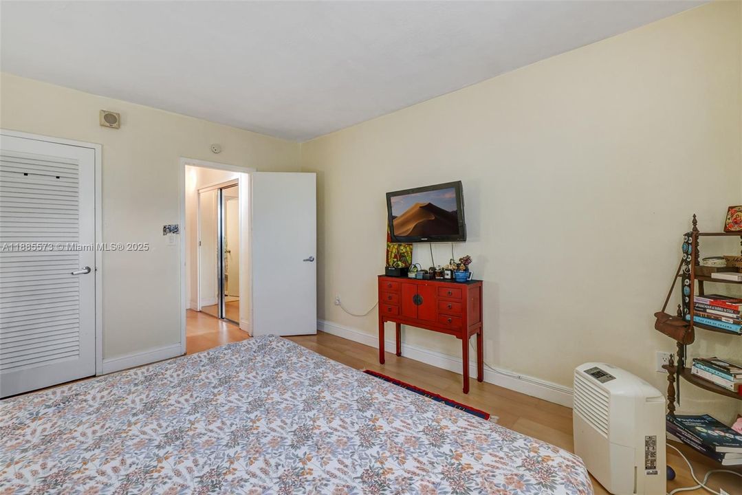 For Sale: $299,000 (1 beds, 1 baths, 730 Square Feet)