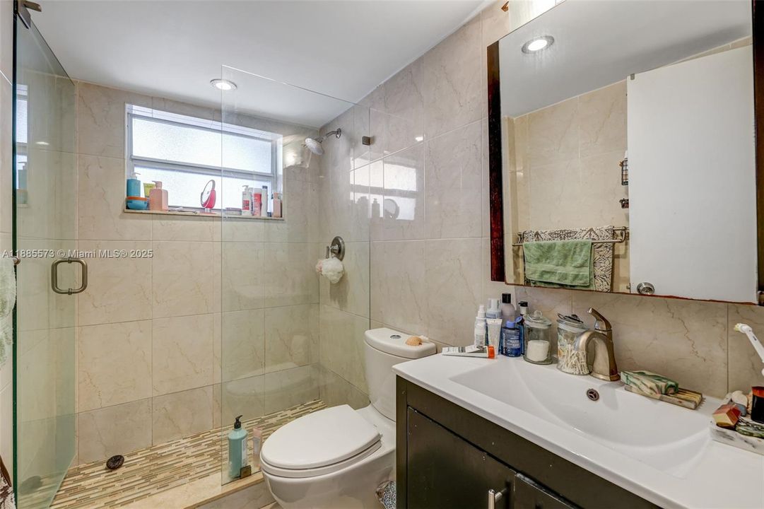 For Sale: $299,000 (1 beds, 1 baths, 730 Square Feet)