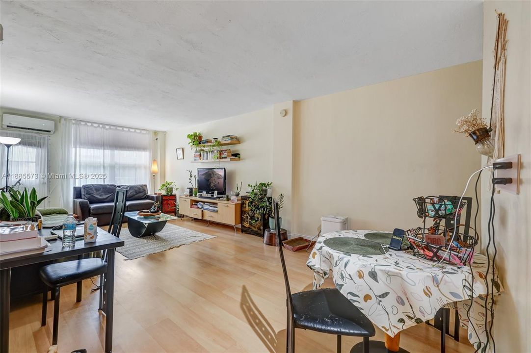 For Sale: $299,000 (1 beds, 1 baths, 730 Square Feet)