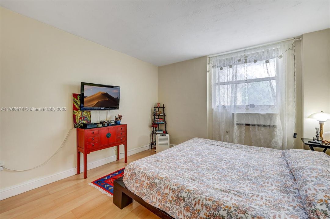 For Sale: $299,000 (1 beds, 1 baths, 730 Square Feet)