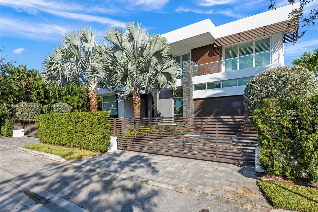 Active With Contract: $8,700,000 (8 beds, 8 baths, 6001 Square Feet)