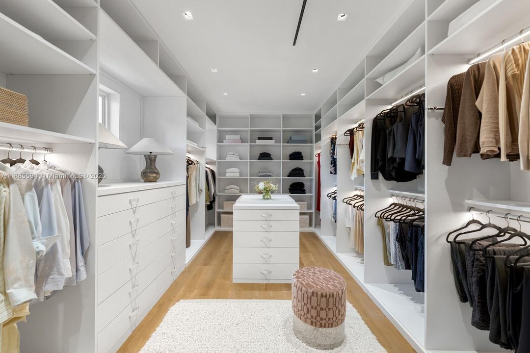 For Sale: $32,000,000 (9 beds, 7 baths, 10286 Square Feet)