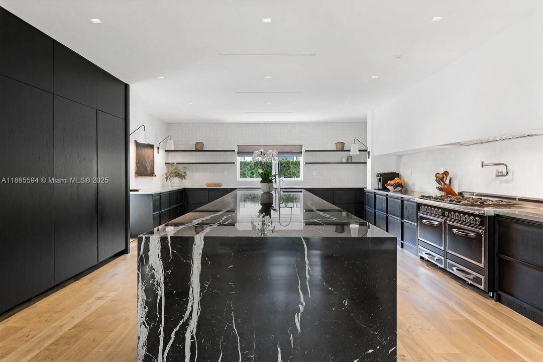 For Sale: $32,000,000 (9 beds, 7 baths, 10286 Square Feet)