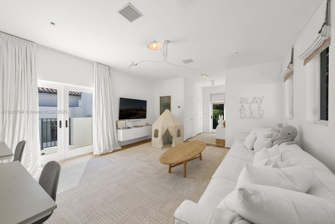 For Sale: $32,000,000 (9 beds, 7 baths, 10286 Square Feet)