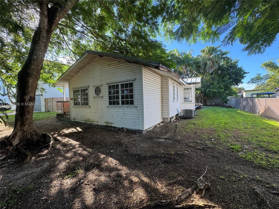 На продажу: $490,000 (0.17 acres)