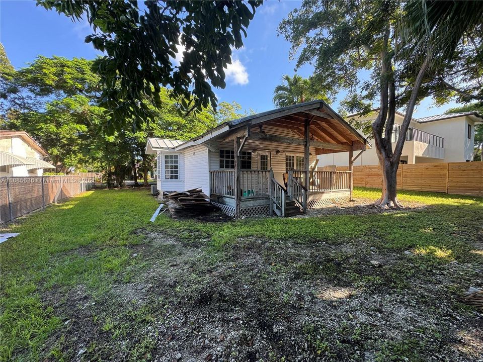 На продажу: $490,000 (0.17 acres)