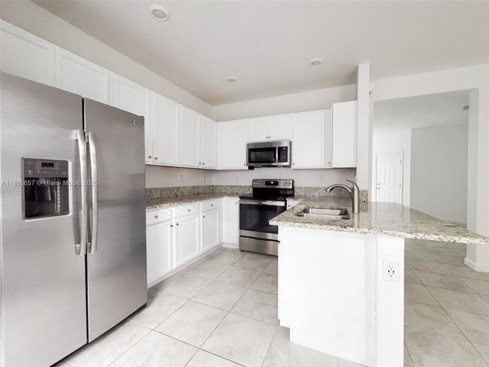 合同活跃: $3,900 (4 贝兹, 2 浴室, 1914 平方英尺)