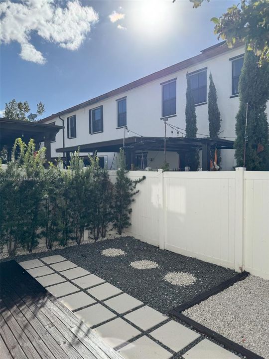 合同活跃: $3,900 (4 贝兹, 2 浴室, 1914 平方英尺)