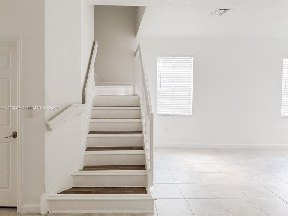 合同活跃: $3,900 (4 贝兹, 2 浴室, 1914 平方英尺)