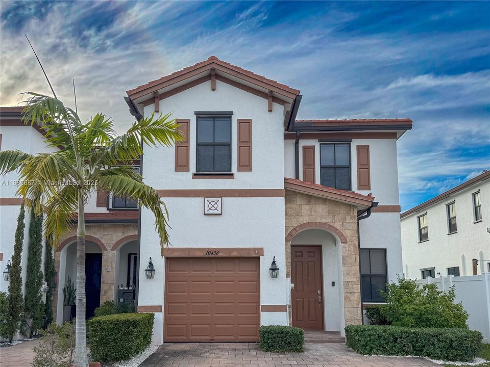 合同活跃: $3,900 (4 贝兹, 2 浴室, 1914 平方英尺)