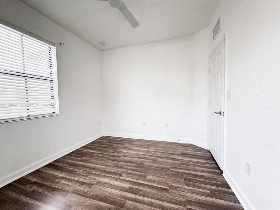 合同活跃: $3,900 (4 贝兹, 2 浴室, 1914 平方英尺)