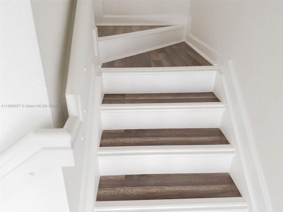 合同活跃: $3,900 (4 贝兹, 2 浴室, 1914 平方英尺)