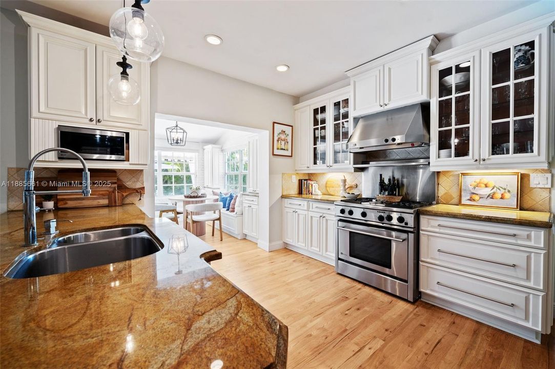 На продажу: $3,799,000 (5 спален, 3 ванн, 3690 Квадратных фут)