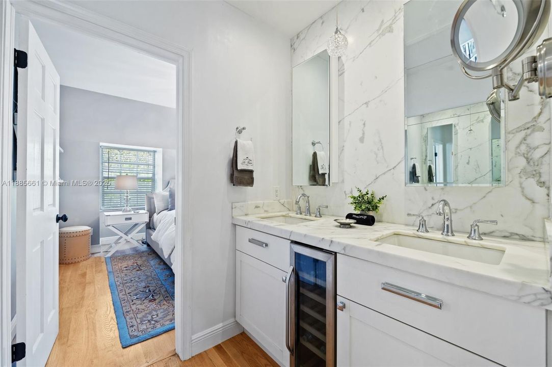 На продажу: $3,799,000 (5 спален, 3 ванн, 3690 Квадратных фут)