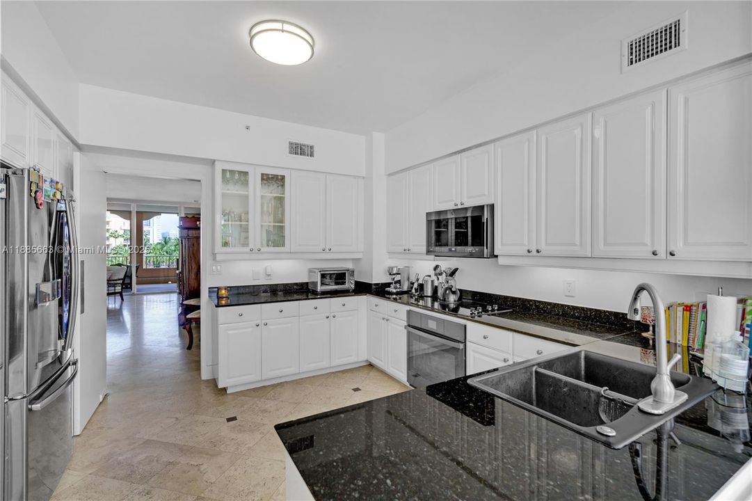 Под контрактом: $12,000 (2 спален, 2 ванн, 2060 Квадратных фут)