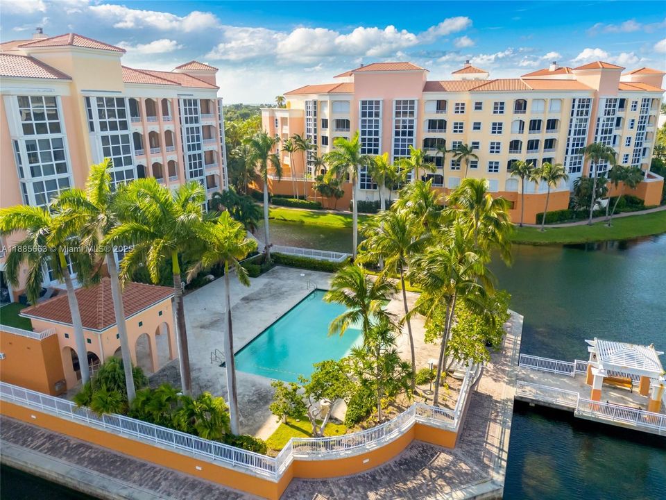 Под контрактом: $12,000 (2 спален, 2 ванн, 2060 Квадратных фут)