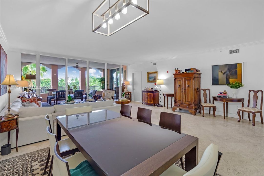 Под контрактом: $12,000 (2 спален, 2 ванн, 2060 Квадратных фут)