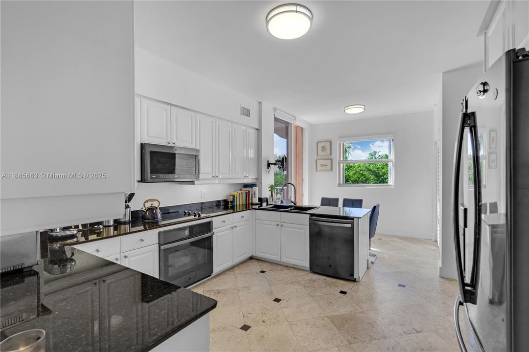 Под контрактом: $12,000 (2 спален, 2 ванн, 2060 Квадратных фут)