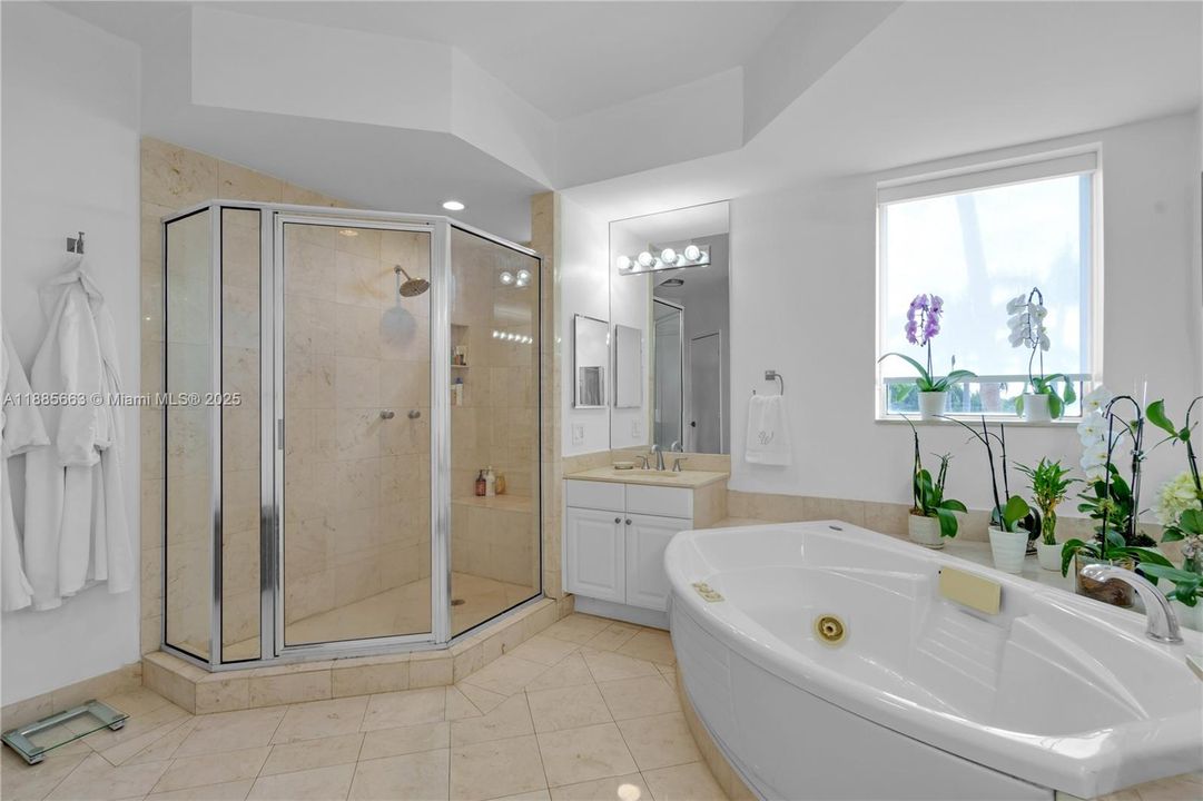 Под контрактом: $12,000 (2 спален, 2 ванн, 2060 Квадратных фут)